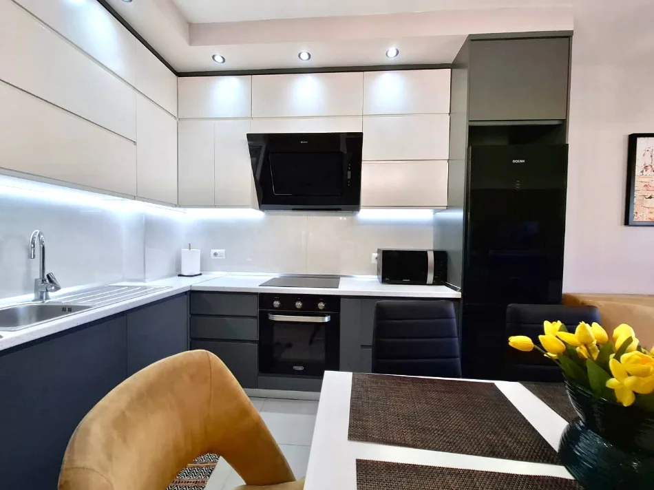 Apartament modern për qira te Pallati Ferrarit – Stadiumi Dinamo 1+1 me 2 ballkone, 70 m² plot dritë dhe komoditet ✨ Në pallatin më të mirë të zonës,