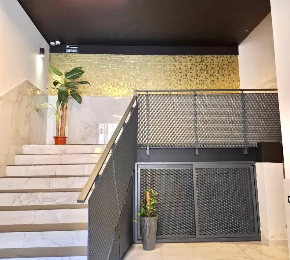 Apartament modern për qira te Pallati Ferrarit – Stadiumi Dinamo 1+1 me 2 ballkone, 70 m² plot dritë dhe komoditet ✨ Në pallatin më të mirë të zonës,