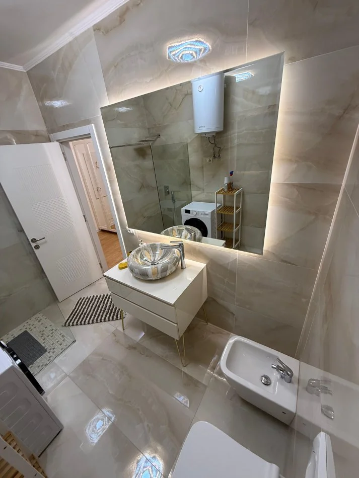 Tirane, jepet me qera apartament 2+1+Ballkon Kati 5, 88 m² 1.200 € (Rruga e Kosovareve)