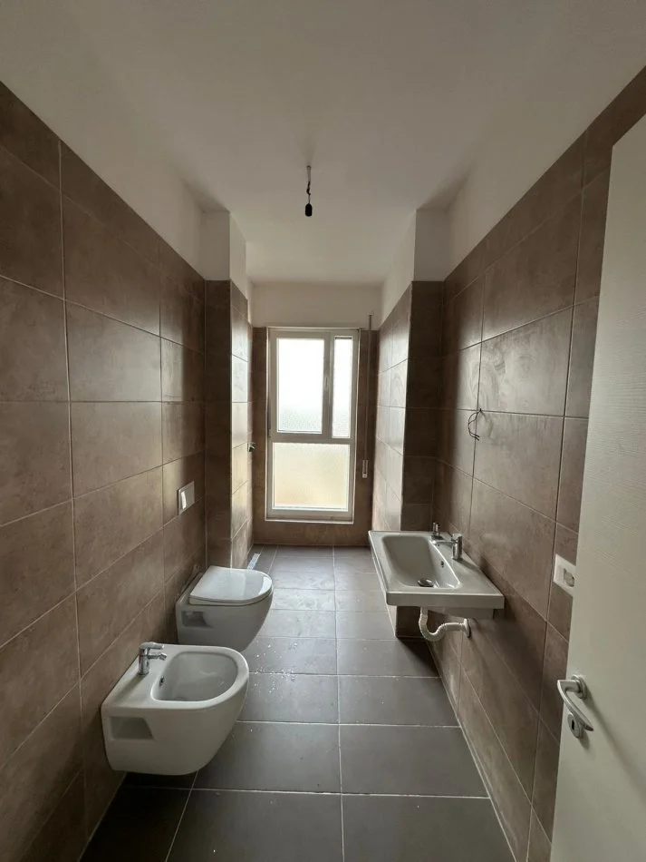 Tirane, jepet me qera zyre Kati 8, 75 m² 500 € 