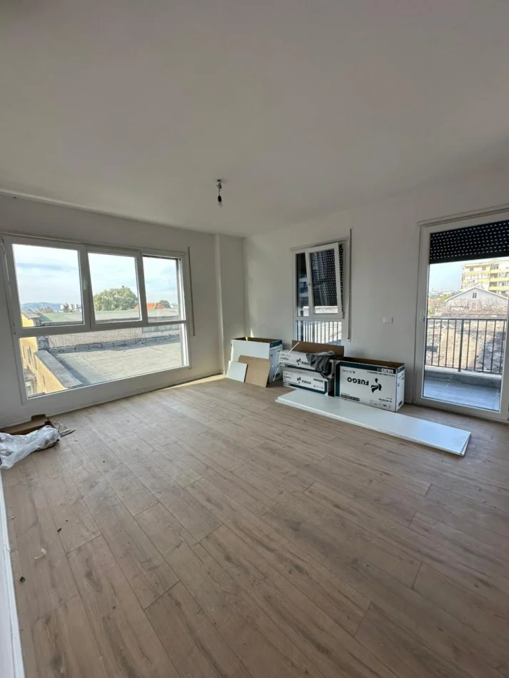 Tirane, jepet me qera zyre Kati 2, 95 m² 650 € 