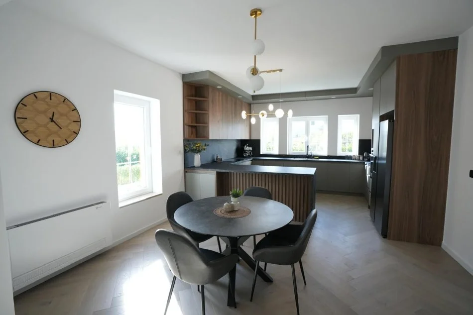 Elbasan, jepet me qera Vile , 450 m² 2.500 € (KRAHAS ELBASANIT)