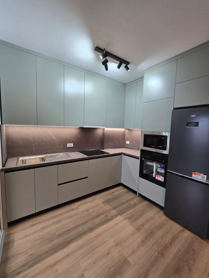 Tirane, jepet me qera apartament 1+1+Ballkon Kati 7, 75 m² 800 € (Pazari i Ri)