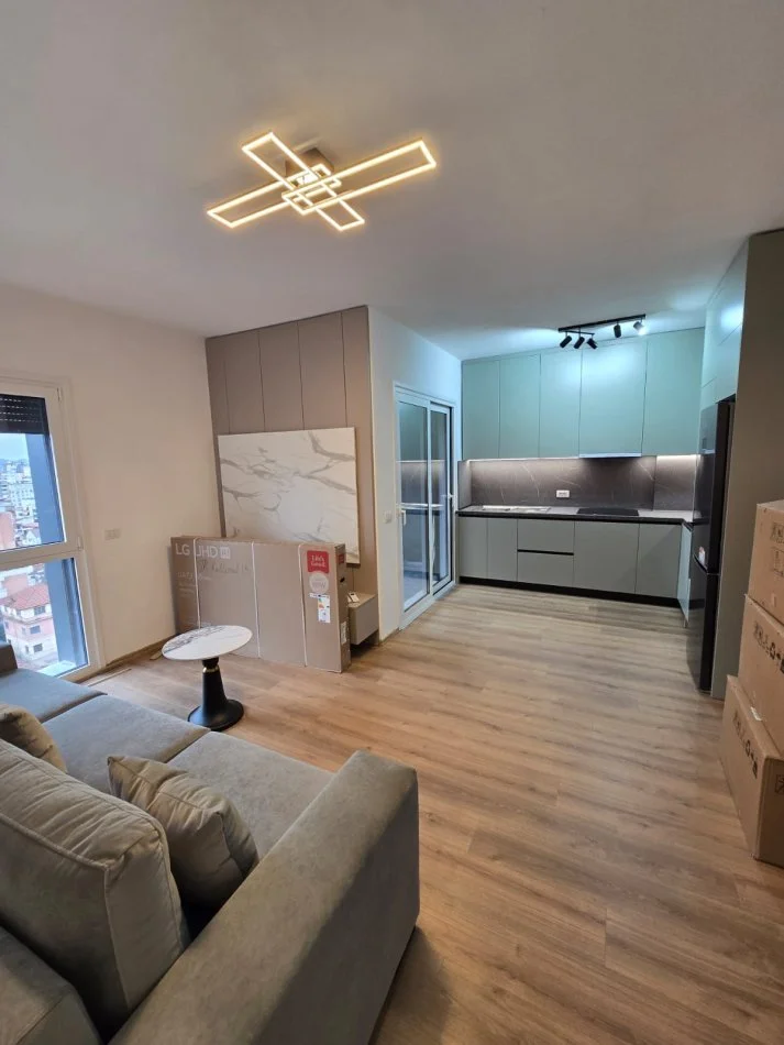 Tirane, jepet me qera apartament 1+1+Ballkon Kati 7, 75 m² 800 € (Pazari i Ri)