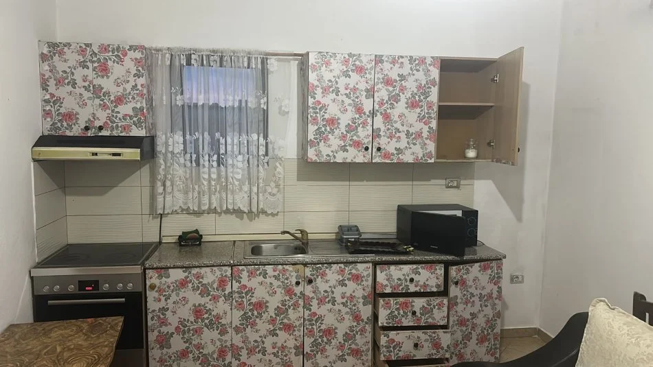 Tirane, jepet me qera 1+1 Kati 2, 400 € 