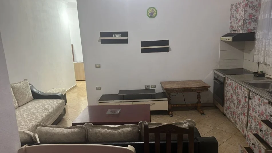 Tirane, jepet me qera 1+1 Kati 2, 400 € 