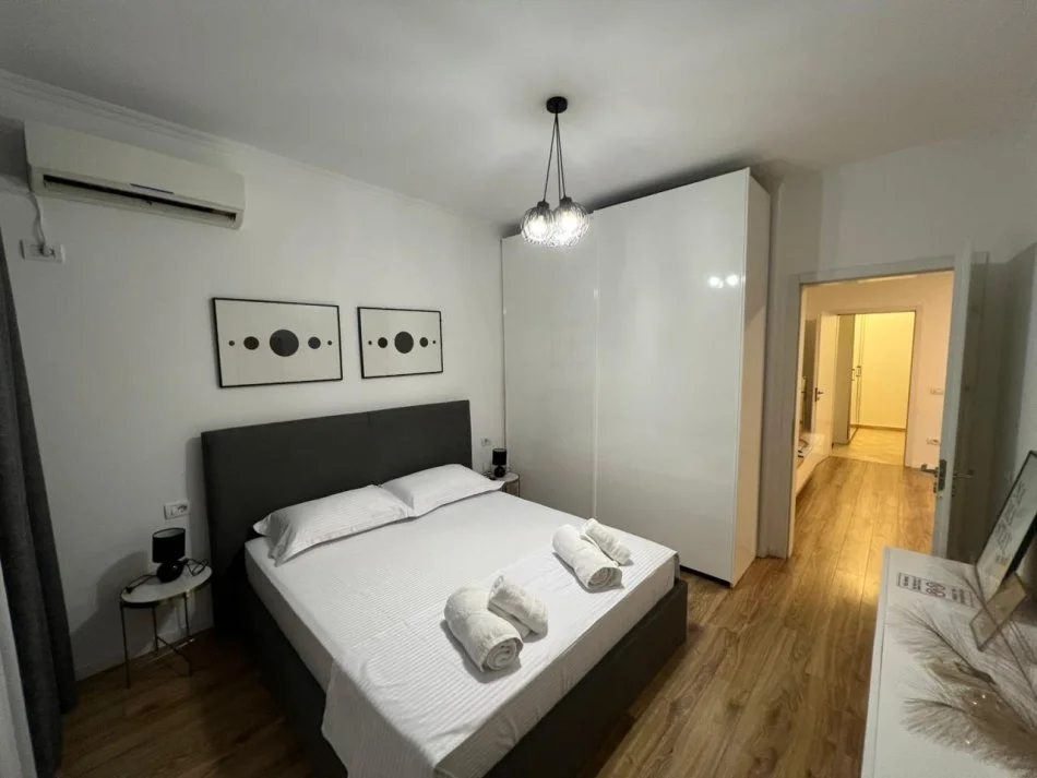 Tirane, jepet me qera apartament 2+1 Kati 2, 80 m² 800 €