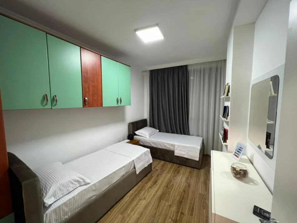 Tirane, jepet me qera apartament 2+1 Kati 2, 80 m² 800 €