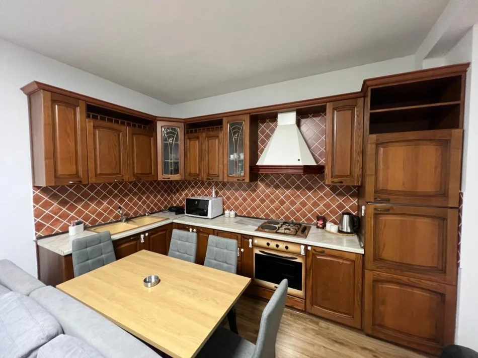 Tirane, jepet me qera apartament 2+1 Kati 2, 80 m² 800 €