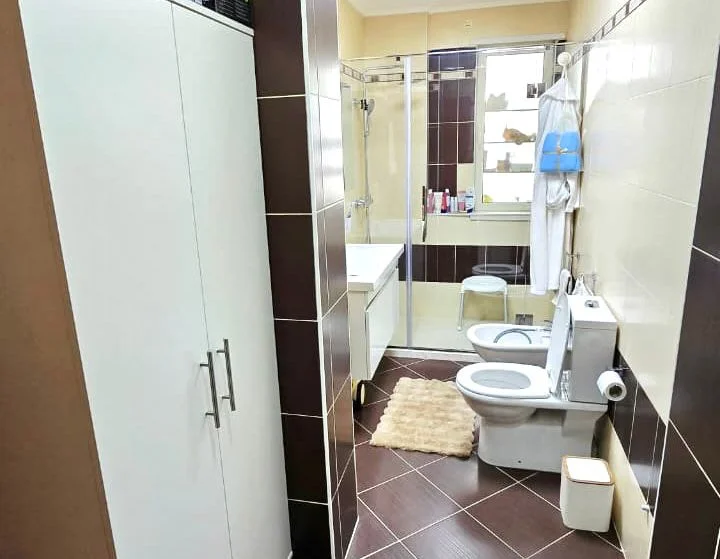 ✨ Jepet me Qera – Apartament Luksoz 3+1+2wc & kuzhinë më vete || (📍Vijë e parë - pamje nga Liqeni thatë ) || 1000€/Muaj | ( 1 p.parkimi)