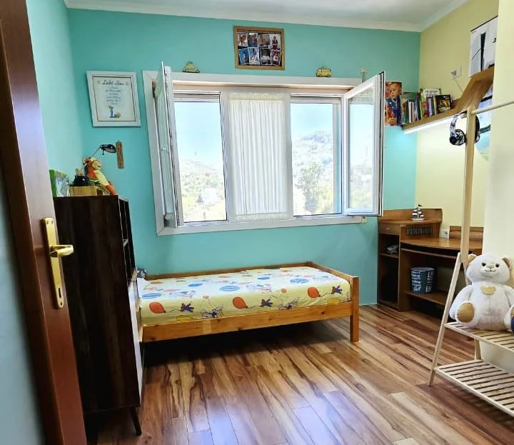 ✨ Jepet me Qera – Apartament Luksoz 3+1+2wc & kuzhinë më vete || (📍Vijë e parë - pamje nga Liqeni thatë ) || 1000€/Muaj | ( 1 p.parkimi)