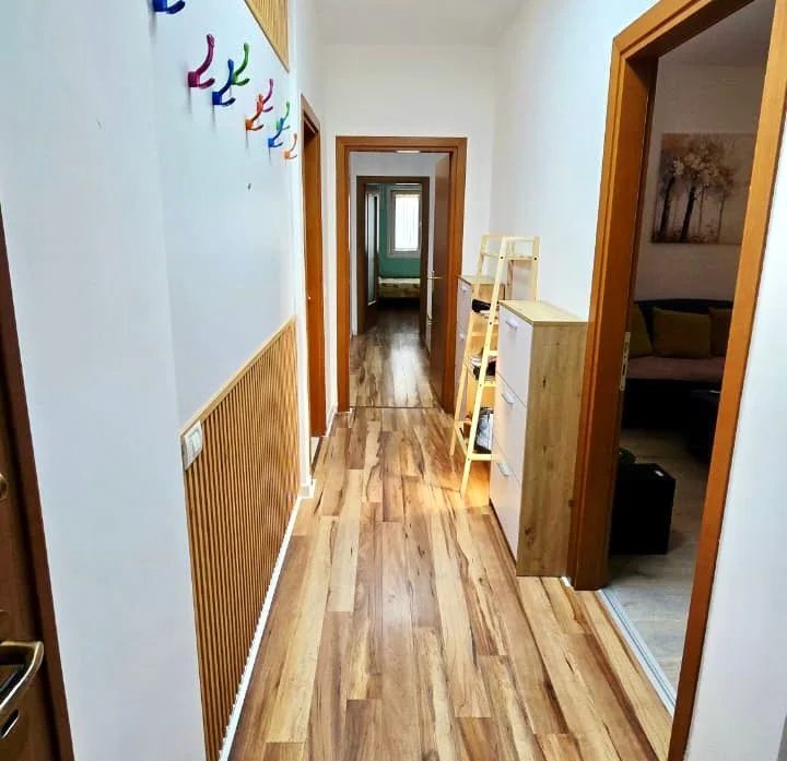 ✨ Jepet me Qera – Apartament Luksoz 3+1+2wc & kuzhinë më vete || (📍Vijë e parë - pamje nga Liqeni thatë ) || 1000€/Muaj | ( 1 p.parkimi)