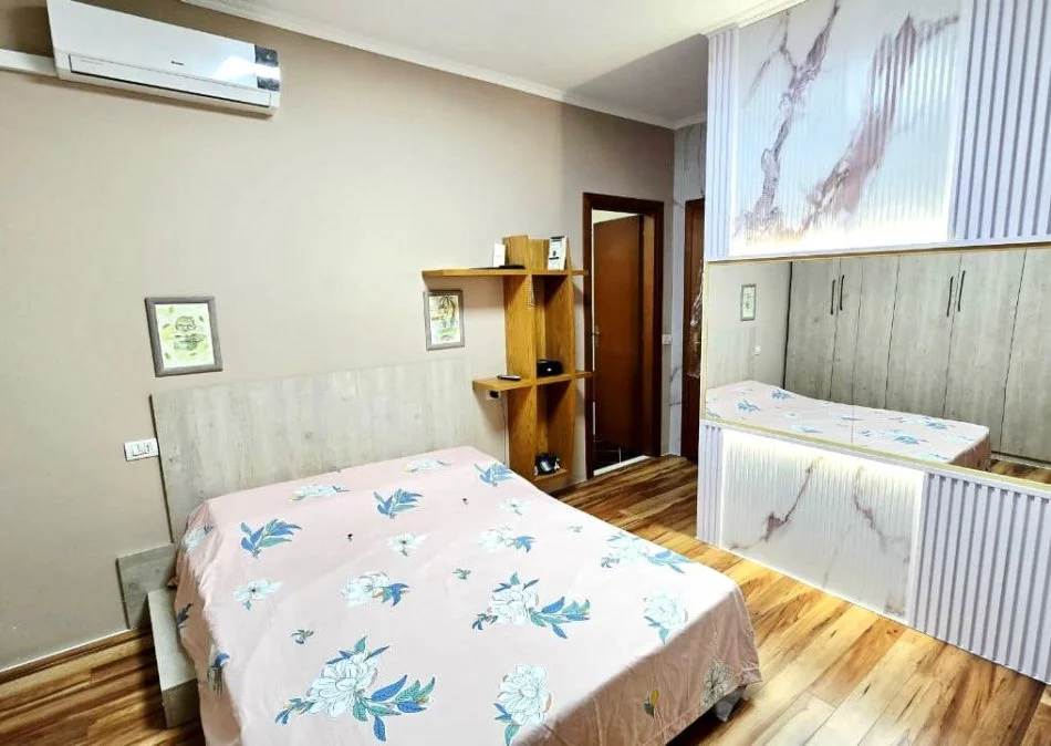 ✨ Jepet me Qera – Apartament Luksoz 3+1+2wc & kuzhinë më vete || (📍Vijë e parë - pamje nga Liqeni thatë ) || 1000€/Muaj | ( 1 p.parkimi)