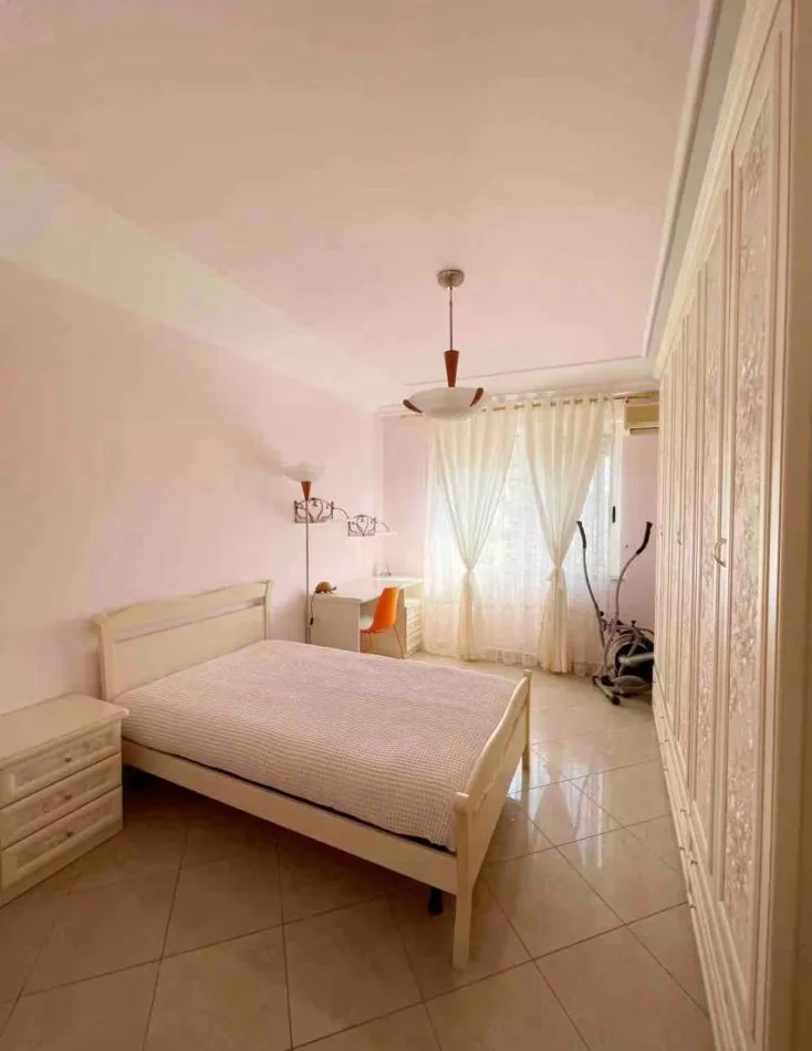 Tirane, jepet me qera apartament 3+1+Ballkon Kati 7, 140 m² 1.500 € (Rruga Perlat Rexhepi)