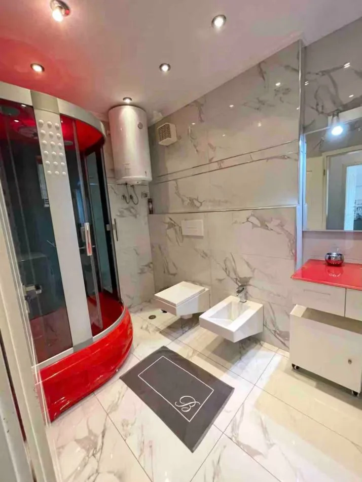 Tirane, jepet me qera apartament 3+1+Ballkon Kati 7, 140 m² 1.500 € (Rruga Perlat Rexhepi)