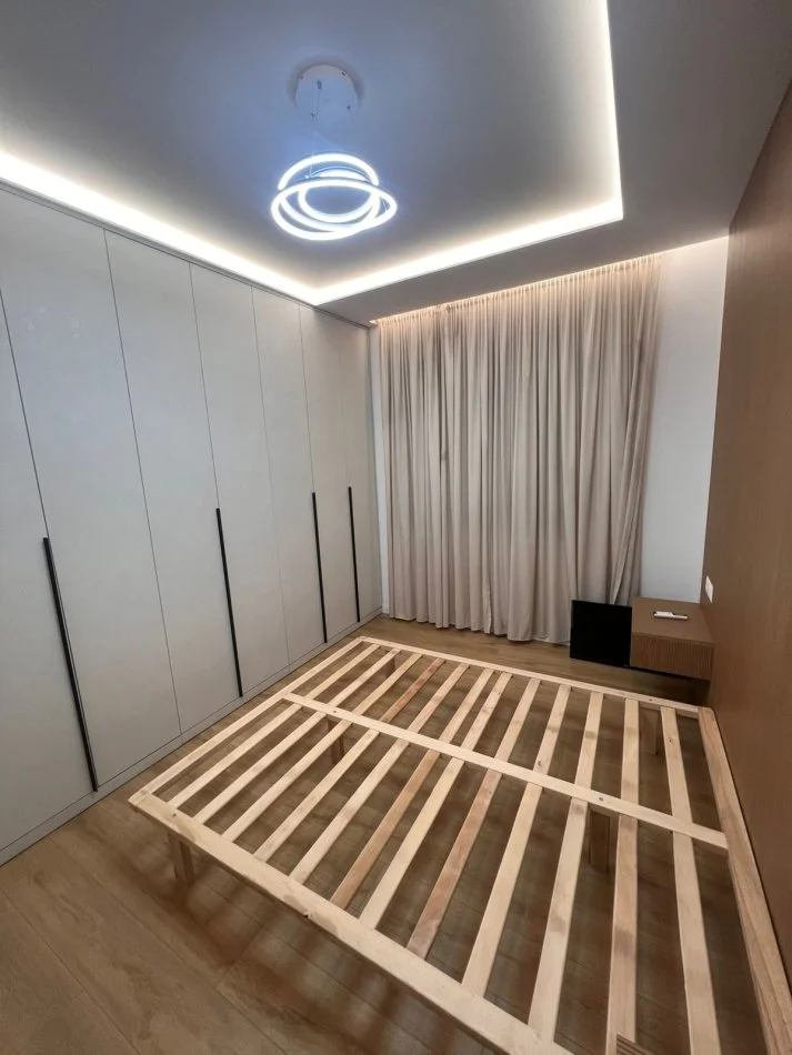 Tirane, jepet me qera apartament 2+1 , 98 m² 850 € (FUSHA AVIACIONIT)