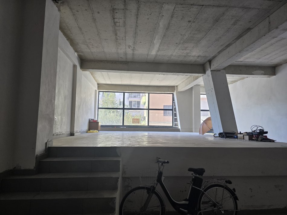 Tirane, jepet me qera ambjent biznesi Kati 0, 155 m² 1.500 € (Rruga Qemal Stafa)
