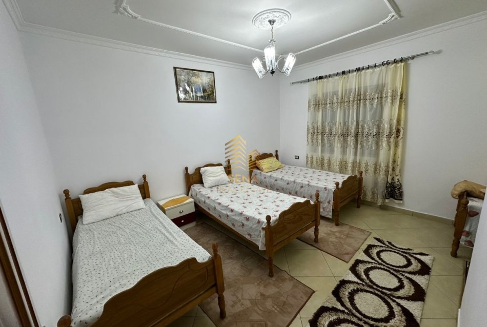 Tirane, jepet me qera shtepi 2+1+Ballkon Kati 1, 130 m²550 € (Rruga 5 Maj)