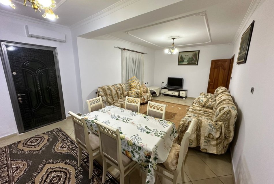 Tirane, jepet me qera shtepi 2+1+Ballkon Kati 1, 130 m²550 € (Rruga 5 Maj)
