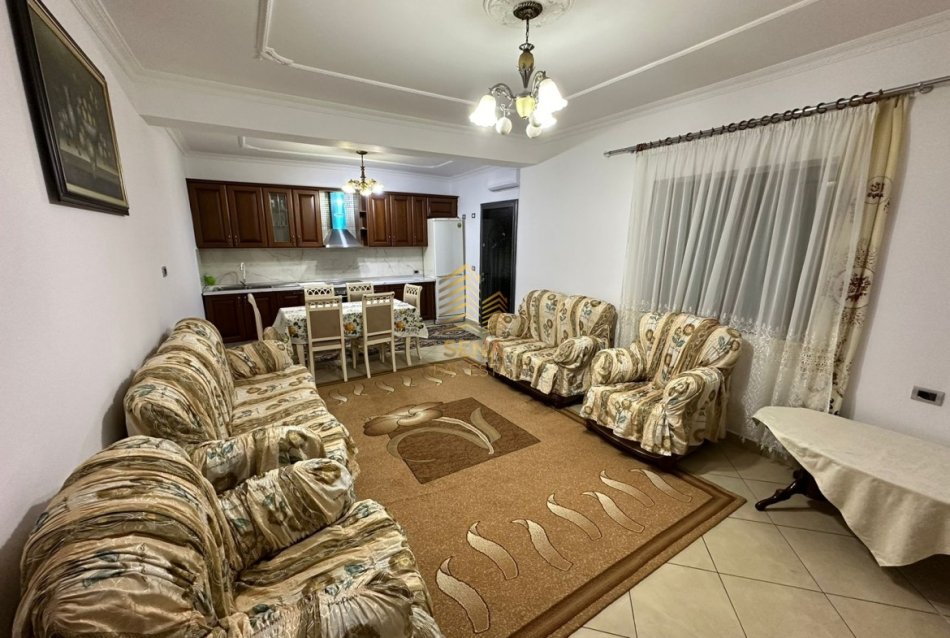 Tirane, jepet me qera shtepi 2+1+Ballkon Kati 1, 130 m²550 € (Rruga 5 Maj)