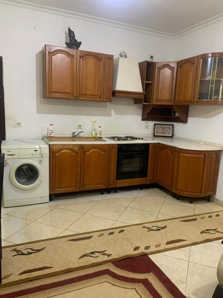 Tirane, jepet me qera apartament 1+1 Kati 1, 60 m² 300 € 