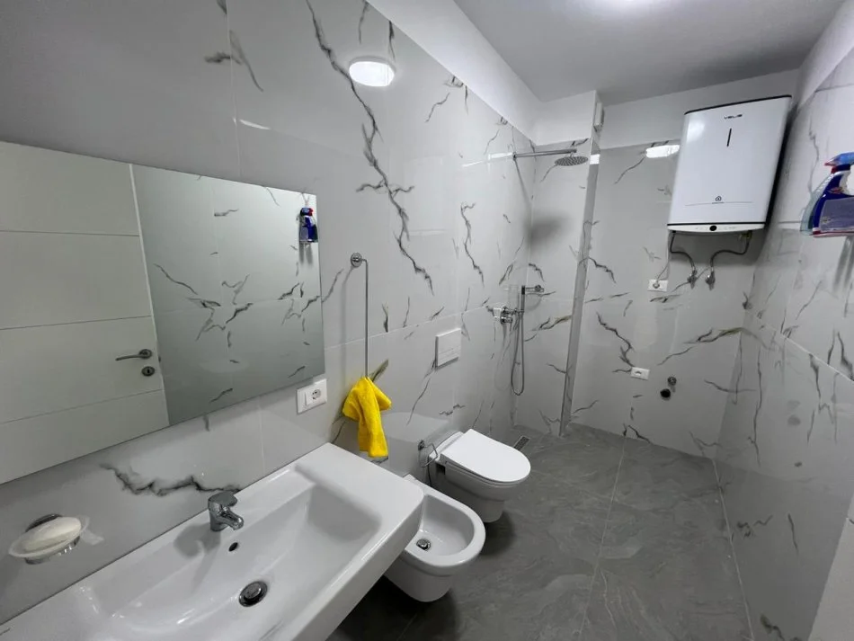 Tirane, jepet me qera apartament 1+1 , 67 m² 500 € (BULEVARDI I RI , RR. JORDAN MISJA)