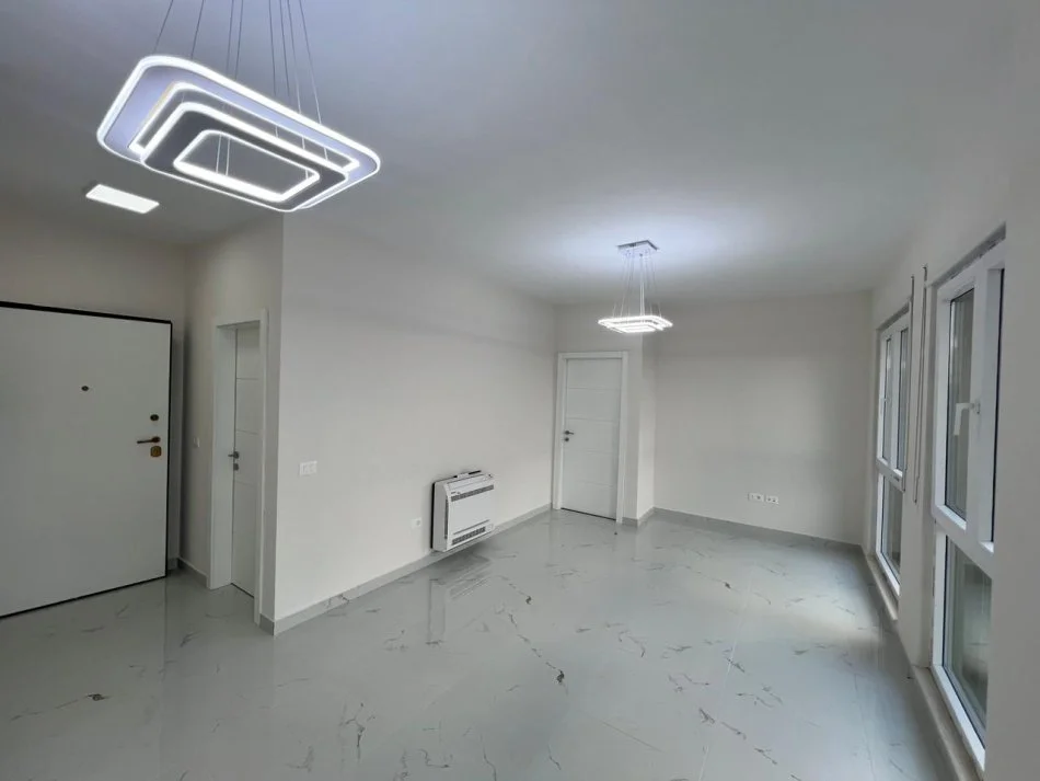 Tirane, jepet me qera apartament 1+1 , 67 m² 500 € (BULEVARDI I RI , RR. JORDAN MISJA)