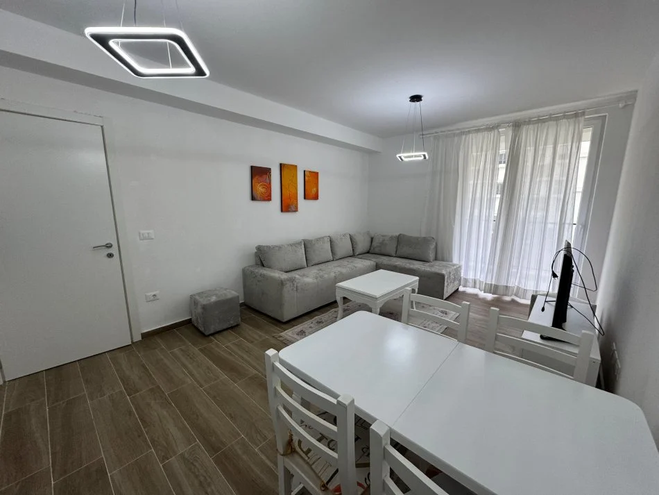 Tirane, jepet me qera apartament 1+1 Kati 2, 400 € 