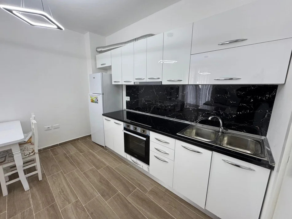 Tirane, jepet me qera apartament 1+1 Kati 2, 400 € 