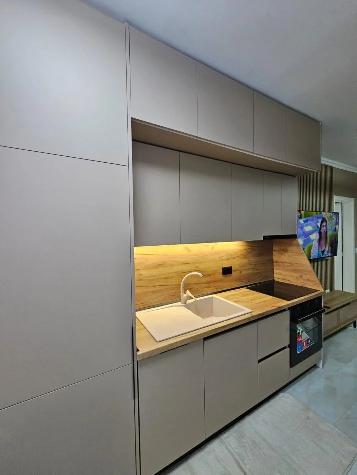 Tirane, jepet me qera apartament 1+1 Kati 8, 500 € 