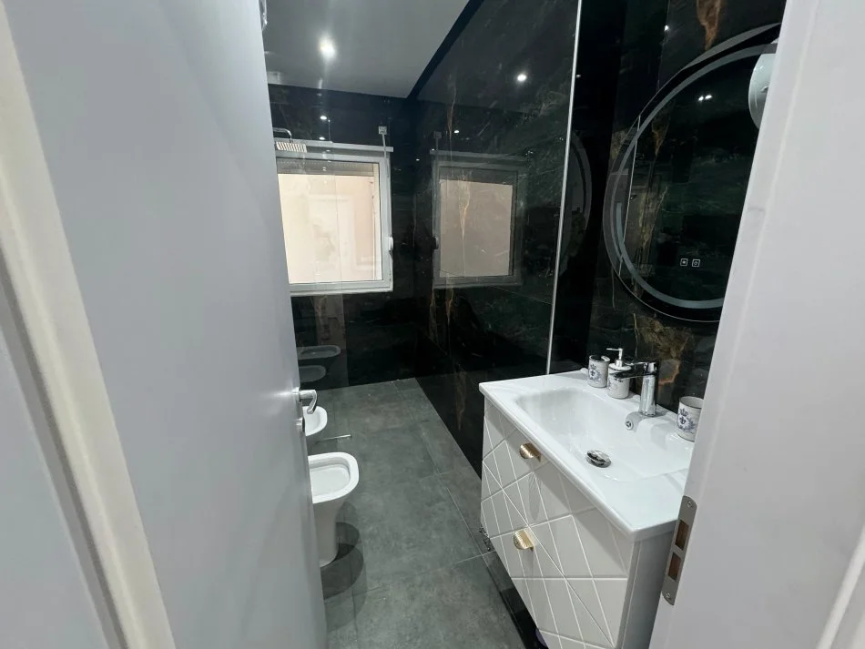 Tirane, jepet me qera apartament 2+1 Kati 4, 800 € 