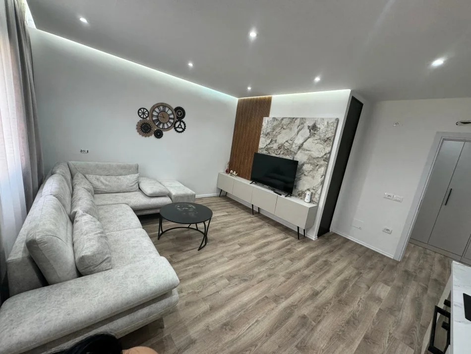 Tirane, jepet me qera apartament 2+1 Kati 4, 800 € 
