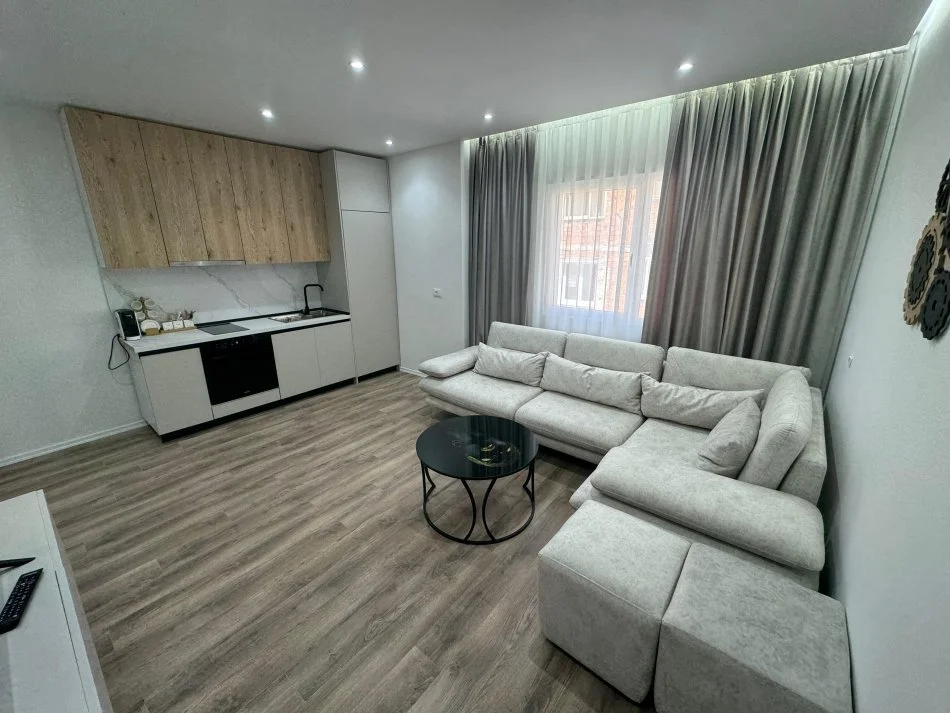 Tirane, jepet me qera apartament 2+1 Kati 4, 800 € 