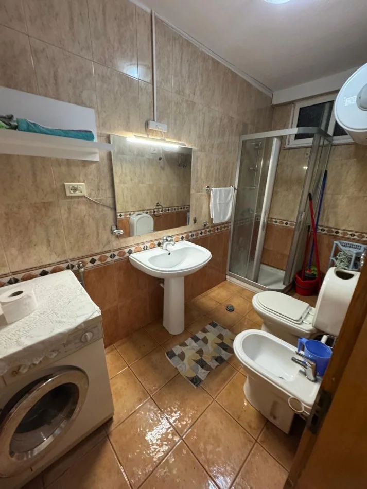 Tirane, jepet me qera apartament 1+1+Aneks Kati 6, 68 m² 600 € (prane Ministrise se Drejtesise)