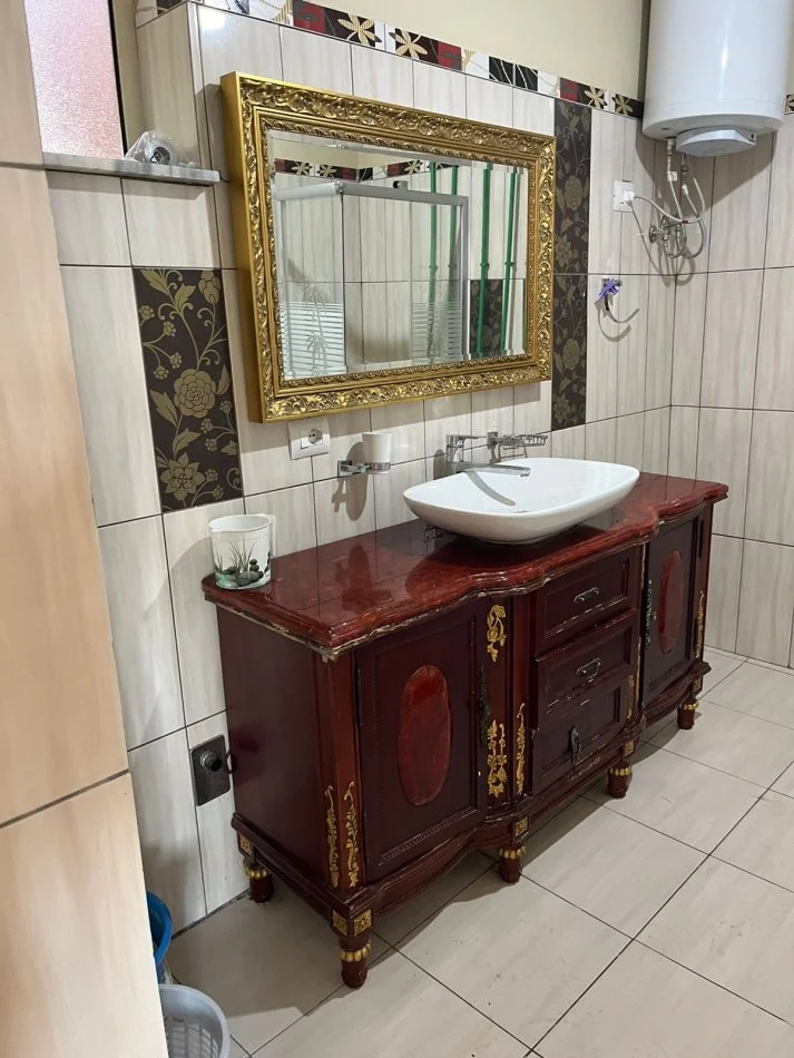 Tirane, jepet me qera apartament 4+1 , 130 m² 550 € 