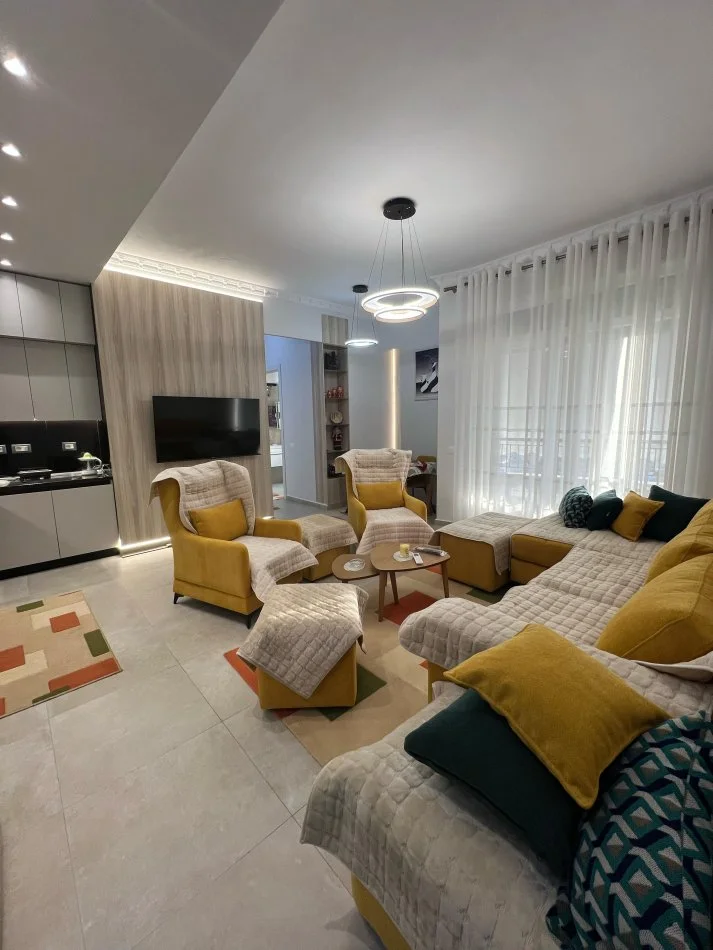 Tirane, jepet me qera apartament 2+1 Kati 7, 104 m² 1.200 € (QENDER PRANE KAFE FLORA)