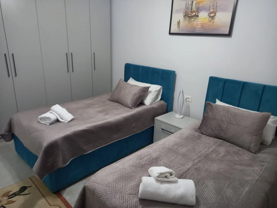 Tirane, jepet me qera apartament 2+1 Kati 7, 104 m² 1.200 € (QENDER PRANE KAFE FLORA)