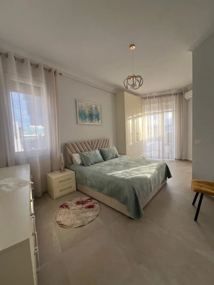 Tirane, jepet me qera apartament 2+1 Kati 7, 104 m² 1.200 € (QENDER PRANE KAFE FLORA)