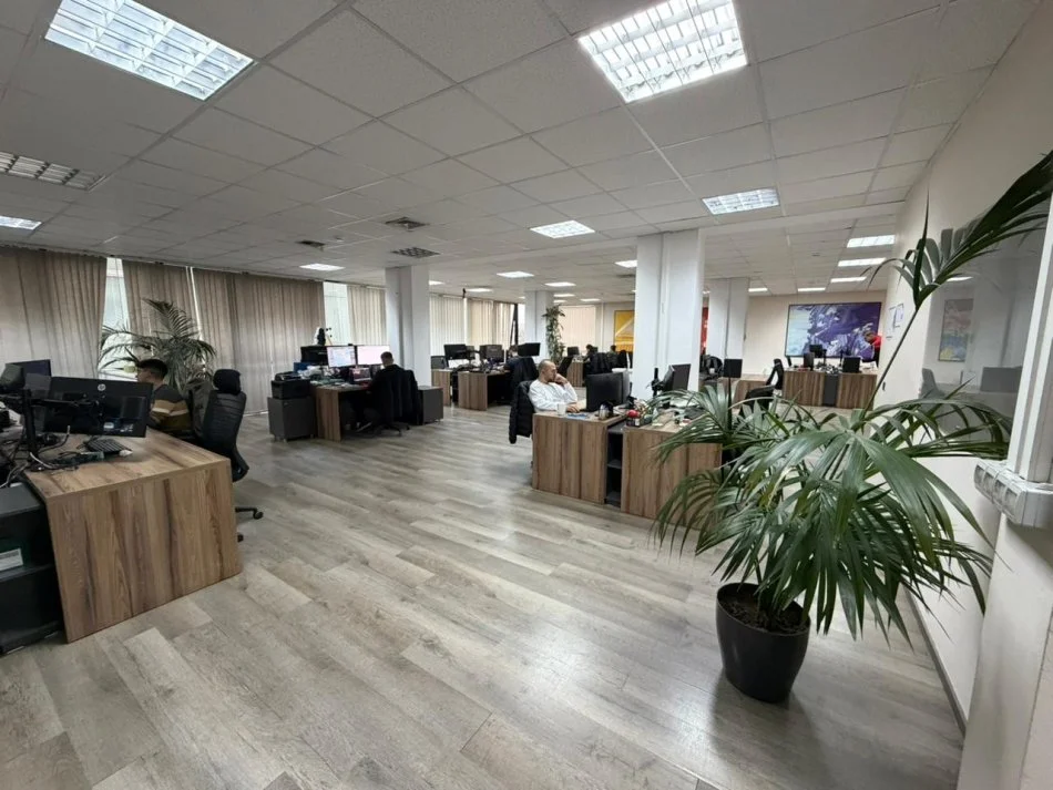 Tirane, jepet me qera zyre Kati 7, 330 m² 6.500 € 