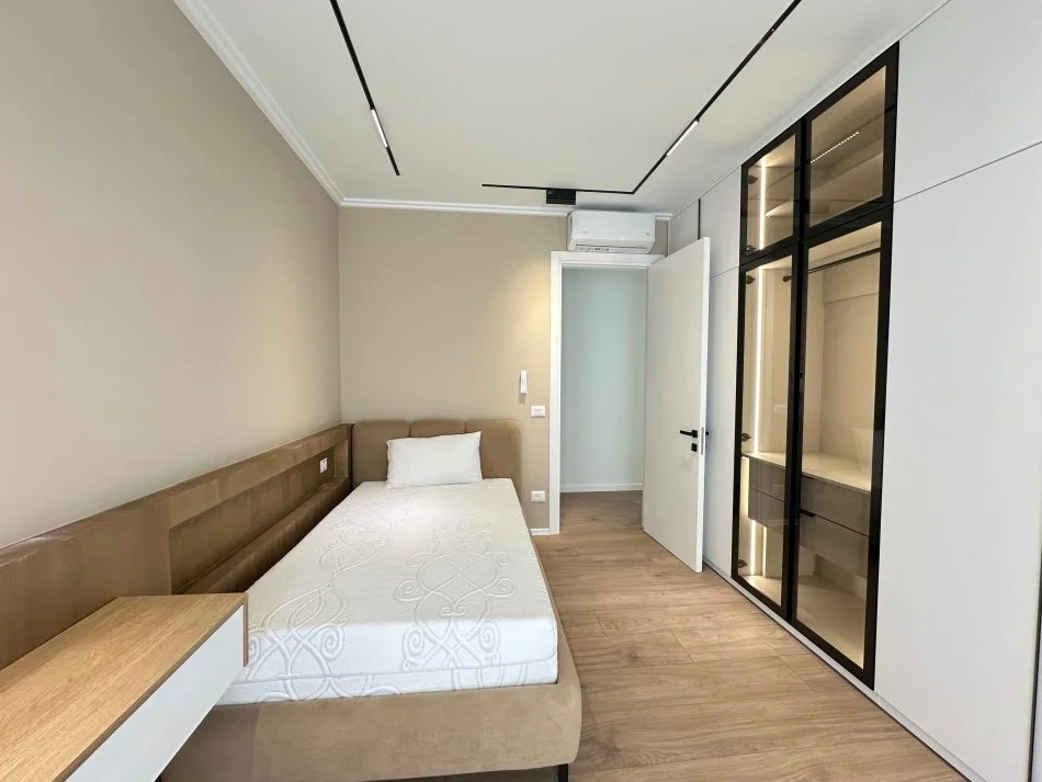 Tirane, jepet me qera apartament 3+1+Ballkon Kati 1, 140 m² 2.000 € (Liqeni i Thatë)