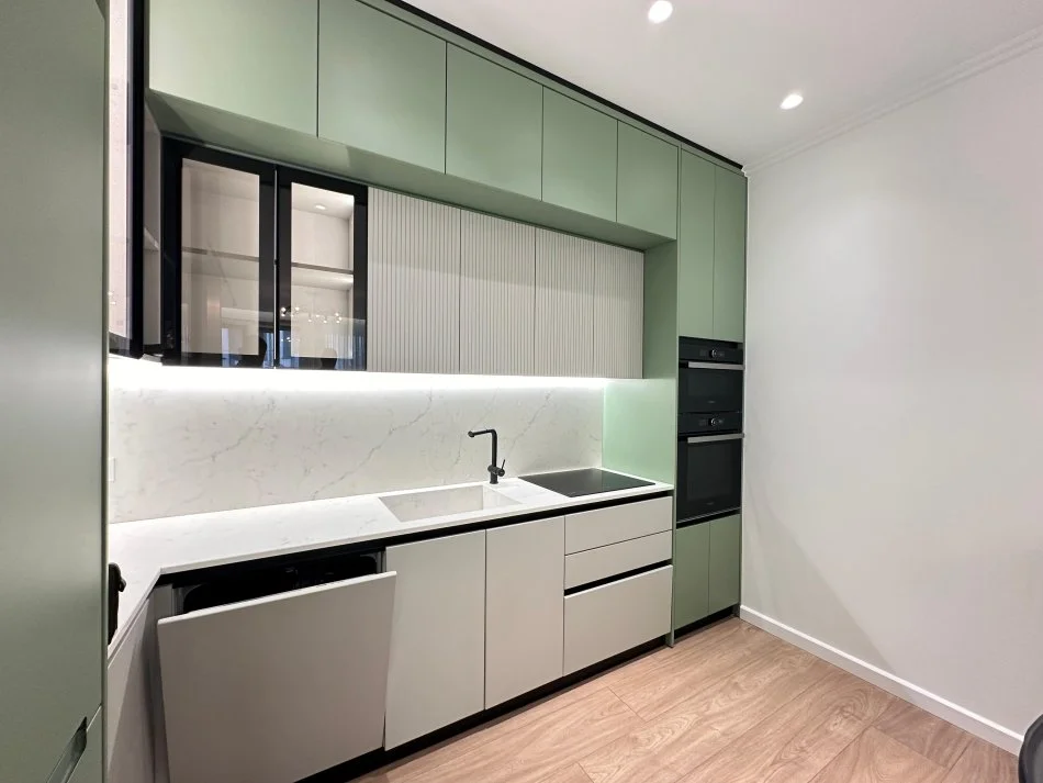 Tirane, jepet me qera apartament 3+1+Ballkon Kati 1, 140 m² 2.000 € (Liqeni i Thatë)