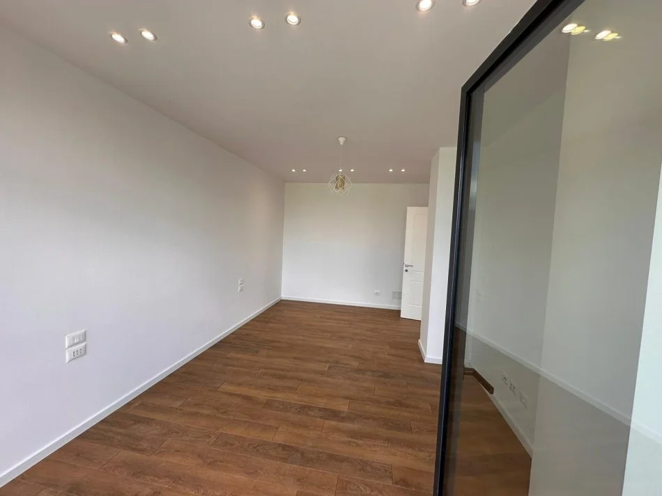 Tirane, jepet me qera apartament 2+1 Kati 2, 1.400 € 