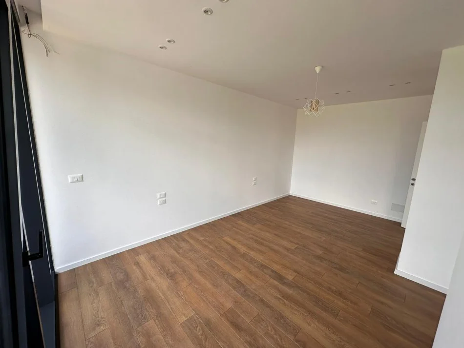 Tirane, jepet me qera apartament 2+1 Kati 2, 1.400 € 