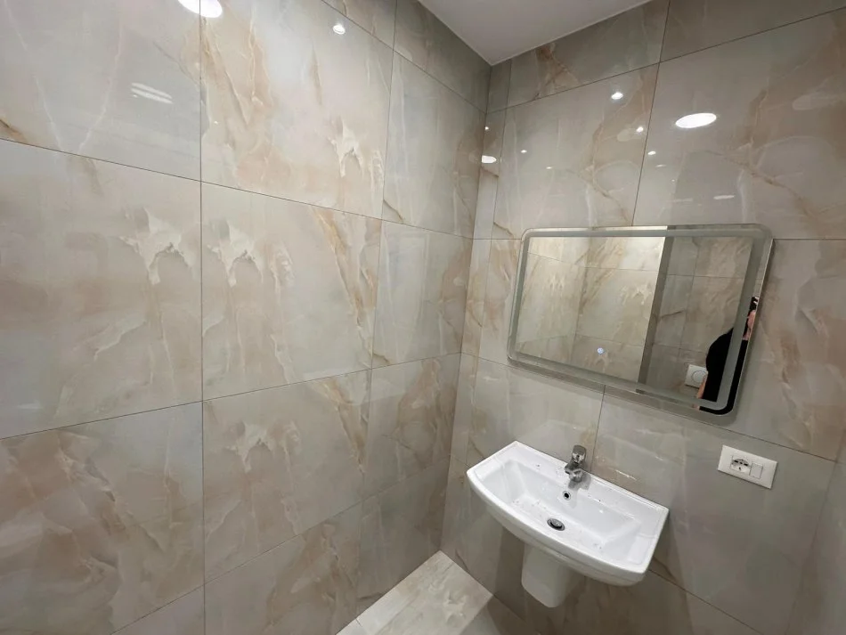 Tirane, jepet me qera apartament 2+1 Kati 2, 1.400 € 