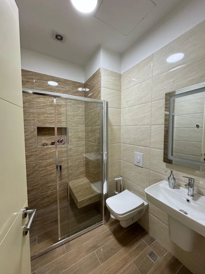 Tirane, jepet me qera apartament 2+1 Kati 9, 900 €