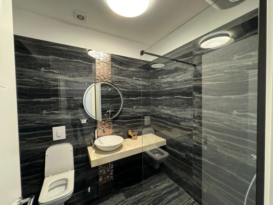 Tirane, jepet me qera apartament 2+1 Kati 9, 900 €