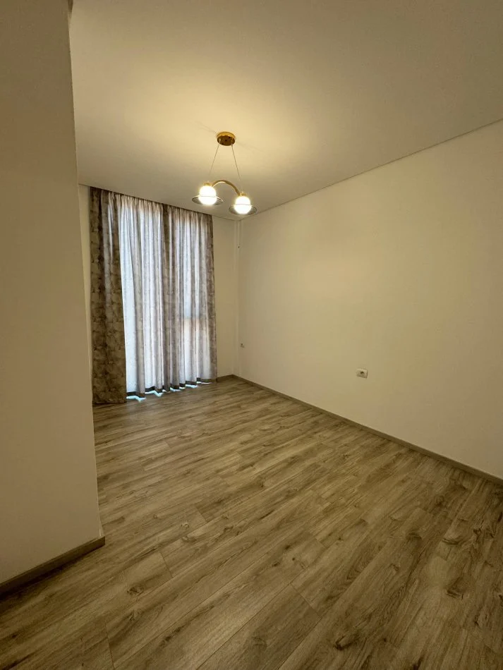 Tirane, jepet me qera apartament 2+1 Kati 9, 900 €
