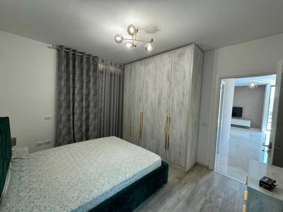 Tirane, jepet me qera apartament 2+1 Kati 9, 900 €