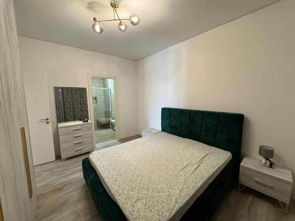 Tirane, jepet me qera apartament 2+1 Kati 9, 900 €