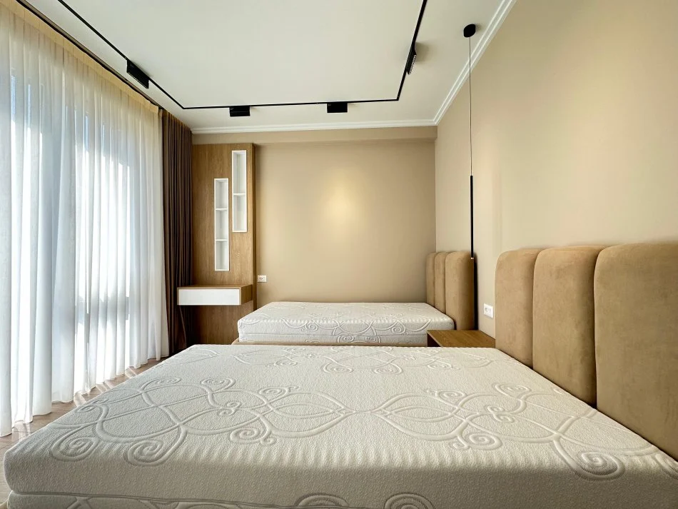 Tirane, jepet me qera apartament 3+1+Ballkon Kati 1, 140 m² 2.000 € (Liqeni i Thate)